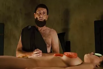 Kötött szőke ingyen családi pornó filmek férfi uralma kötözködése fekete fehérneműben.