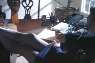 Egy nedves orosz lány esti szólója családi sex videó farmer rövidnadrágban a fürdőszobában.