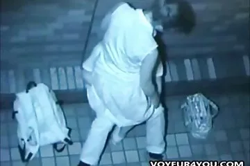 A lány gomba- és bogyószedés helyett barátja farkát szívja csaladi porno videok a vadonban.