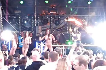 A meztelen szépség széttárta a lábát a családi pornó barátja előtt.