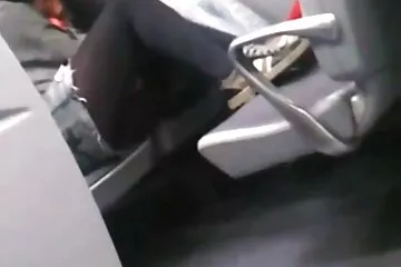 Egy kövér vörös csaladi sex filmek hajú nő szexuális kapcsolata a konyhában, a pulton.