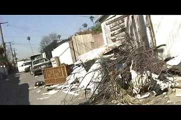 Csontját egy göndör szőke ingyen családi szexfilmek kopasz repedésébe tette.