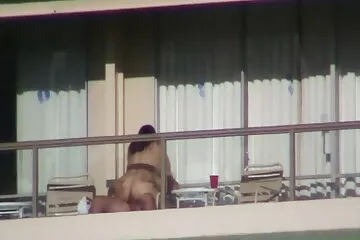 Nyilvános családi porno film szopás a karácsonyfa alatt egy városi szukának, fehér bundában.