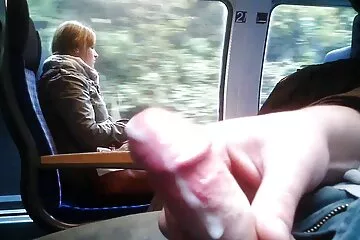 Szóló egy lebarnult nagyszamár csaj vibrátorával, olajjal megkenve. családisex