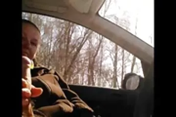 A csaladi porno videok lány úgy kötekedik, hogy ujjaival maszturbálja nagyon nedves punciját.