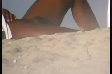 Egy családi pornó filmek házas férfi otthon harisnyában csapkodja a szomszédját a kanapén.