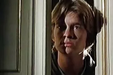 Egy fiatal lányt két ládában bocsátottak ki egy családi pornó videók öntvényen.