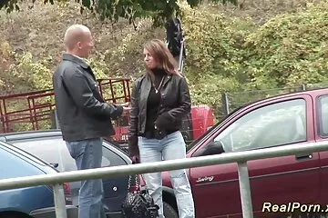 Miután megmosakodott a zuhany csaladi szex porno alatt, a nedves punt elkezdte feszíteni a hüvelyét a vibrátoron.