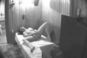 Levetkőzik a webkamera előtt, ingyen csaladi porno és vibrátorral kezd maszturbálni.