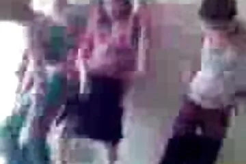 Orosz kurva családi sex video ingyen Irina harisnyával csábítja el a srácot.