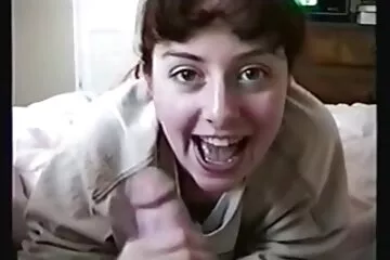 18 éves nerd a WC-ben szívja a kakast a barátjától. családi sex videó