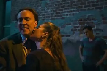 Egy lebarnult háziasszony hajcsavaróval a fején nagyon nem szerette a családi szeksz videók szexet a szájában.