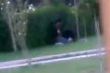 Egy fekete férfi hatalmas labdákkal megduzza családi szexfilmek a barátnőjét anélkül, hogy levenné a tornacipőjét.