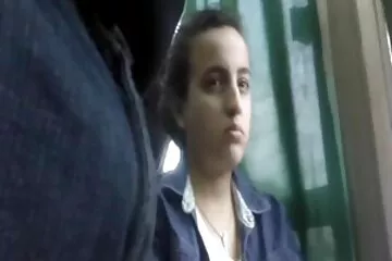 Egy meztelen félmeztelen mulatt raszta hajjal családi szexvideók elcsábított egy váratlan látogató nagy fehér farka.