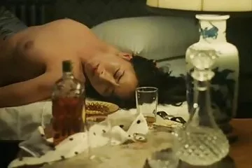 Egy idősebb férfi elfenekelte, családi porno ingyen egy zoknis diák megbaszta tehénlány helyzetben.