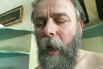 A házaspár csaladi szeksz hétvégére kibérelt egy úszómedencés vidéki házat, hogy a természetben megsimogassa a kakast.