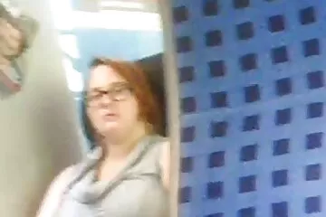 Hazahozott egy vékony csajt, rövid frizurával, hogy családi szexvideók keményen dugja meg.